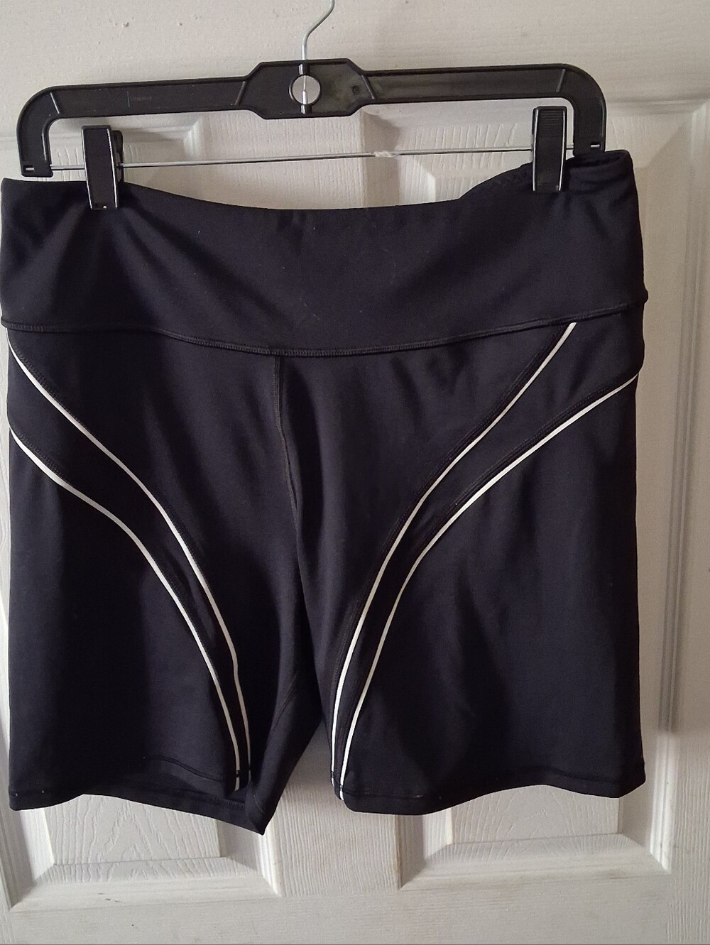 Victoria's Secret - Women's Black/White Activewear Stretch Shorts. Size XL